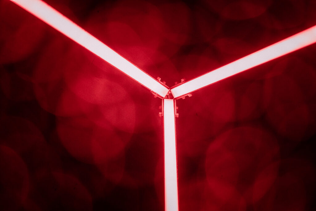 en trekantig form i rött ljus